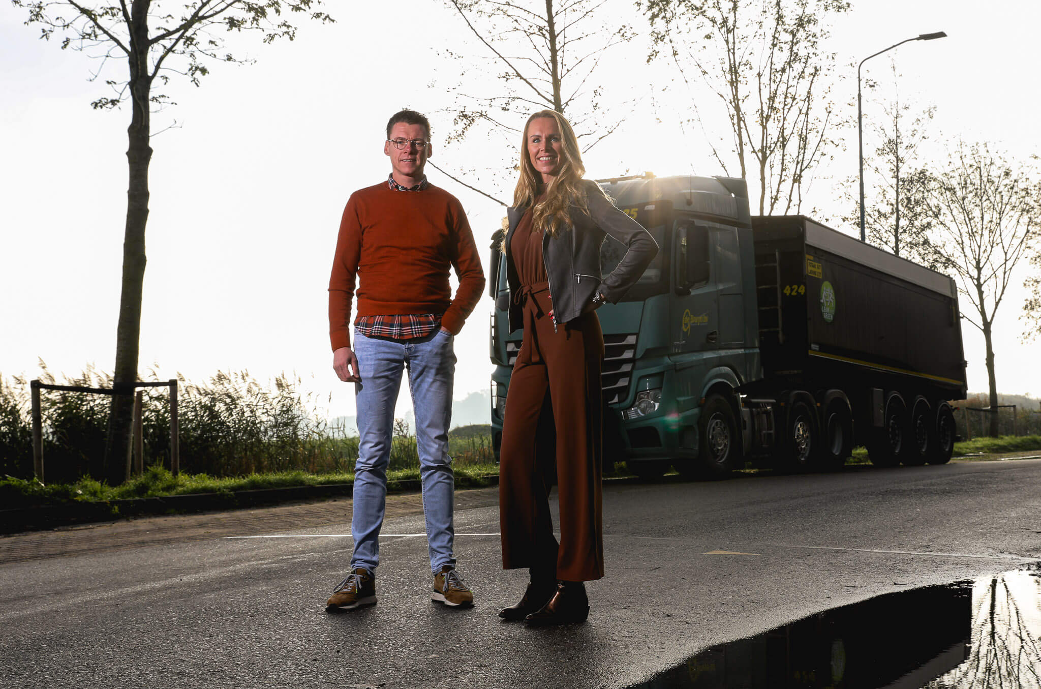 Directeuren Joeri en Tirza de Bruyn staan voor één van de duurzame trucks uit het groene wagenpark van De Bruyn Transport uit Oudewater. Werkplezier, vernieuwing en ontwikkeling in de GWW Transportbranche zijn belangrijke pijlers voor het jonge en ambitieuze bedrijf. In hun zoektocht naar een nieuwe financial controller doen ze via social media een oproep: Dit bericht is bedoeld voor de betrouwbare, daadkrachtige Financial Controller die klaar is om De Bruyn Transport naar een volgend level te tillen. Zorg jij samen met ons voor een financieel Duurzaam, Gezond en Veilig de Bruyn?