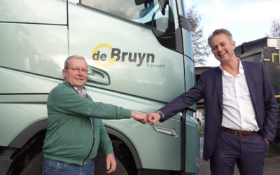 De Bruyn Transport en AquaMinerals tekenen contracten.