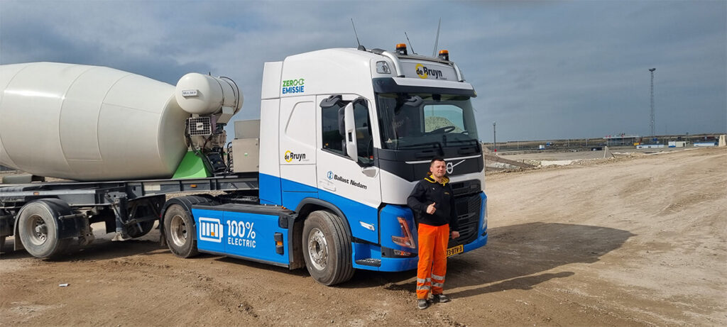 Arek, chauffeur bij de Bruyn Transport voor zijn nieuwe e-truck die de komende jaren voor Ballast Nedam de weg op gaat.l