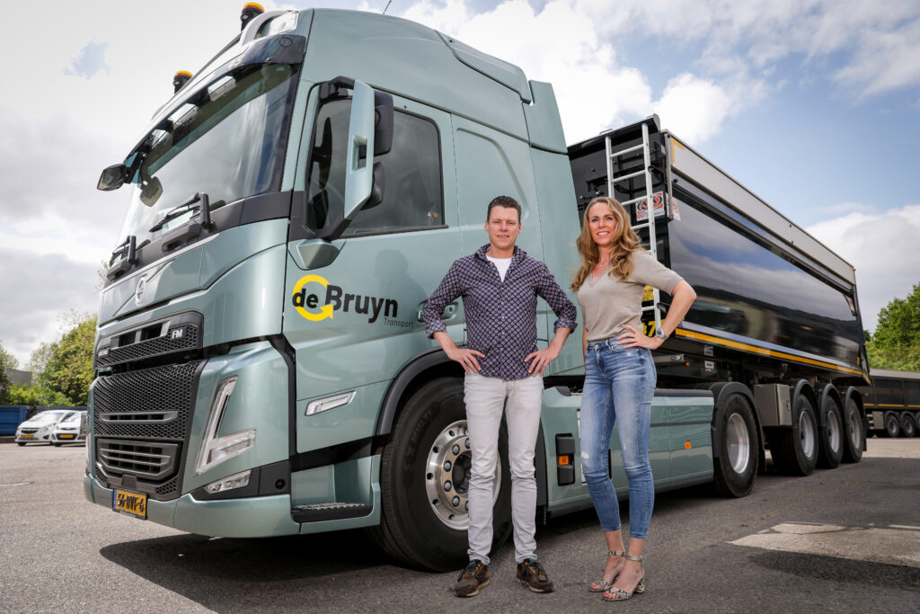 Joeri en Tirza de Bruyn van de Bruyn transport voor hun 100% emissievrij e-truck.