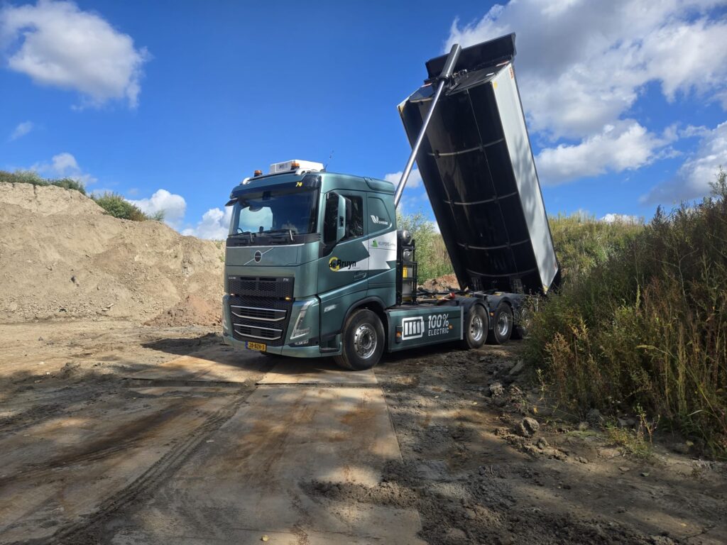 De Bruyn Transport en KUIPERS infra: samen klaar voor een zero-emissie toekomst! De komende maanden wordt er in Dordrecht hard gewerkt aan de vernieuwing van de Prins Bernhardstraat en de straten er omheen