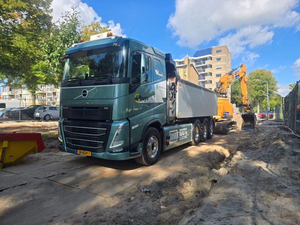 De Bruyn Transport en KUIPERS infra: samen klaar voor een zero-emissie toekomst! De komende maanden wordt er in Dordrecht hard gewerkt aan de vernieuwing van de Prins Bernhardstraat en de straten er omheen