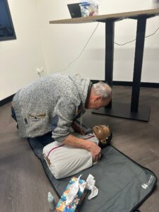 EHBO voor onderweg met BHV team De Bruyn tijdens EHBO cursus op elkaar aan het oefenen