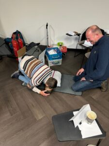 EHBO voor onderweg met BHV team De Bruyn tijdens EHBO cursus op elkaar aan het oefenen