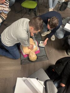 EHBO voor onderweg met BHV team De Bruyn tijdens EHBO cursus op elkaar aan het oefenen