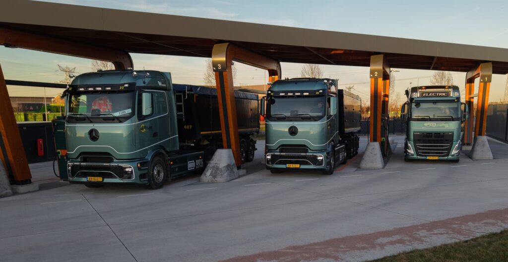 Met volle kracht vooruit: investeringsnieuws 2026 - Elektrische trucks van De Bruyn Transport op het laadplein