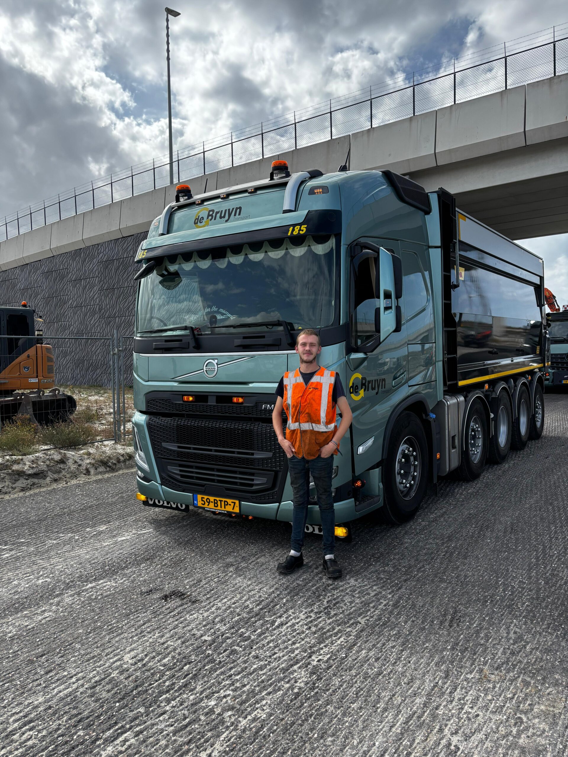 Set-wagen chauffeur Pascal trots op zijn werk voor De Bruyn Transport, staat voor zijn eigen truck op een project