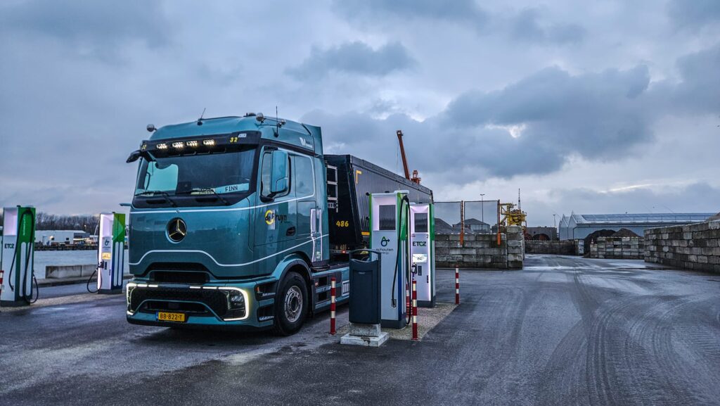 Truck De Bruyn Transport aan laadpaal bij ETCZ laadstation voor zwaartransport elektrisch