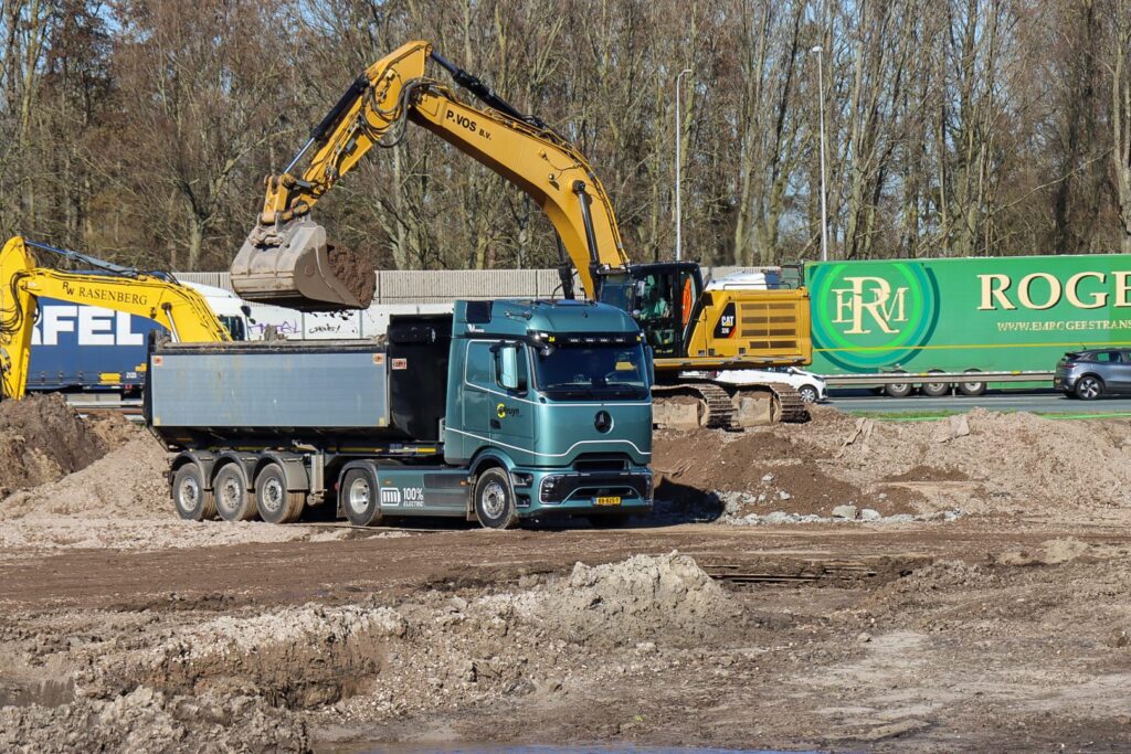 Samen Groeien. De Bruyn Transport truck op project aan het laden door kraan