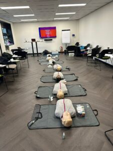 EHBO voor onderweg met BHV team De Bruyn tijdens EHBO cursus op elkaar aan het oefenen