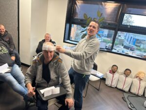 EHBO voor onderweg met BHV team De Bruyn tijdens EHBO cursus op elkaar aan het oefenen