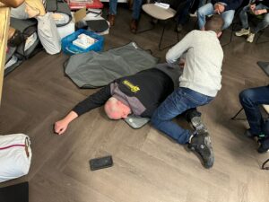 EHBO voor onderweg met BHV team De Bruyn tijdens EHBO cursus op elkaar aan het oefenen