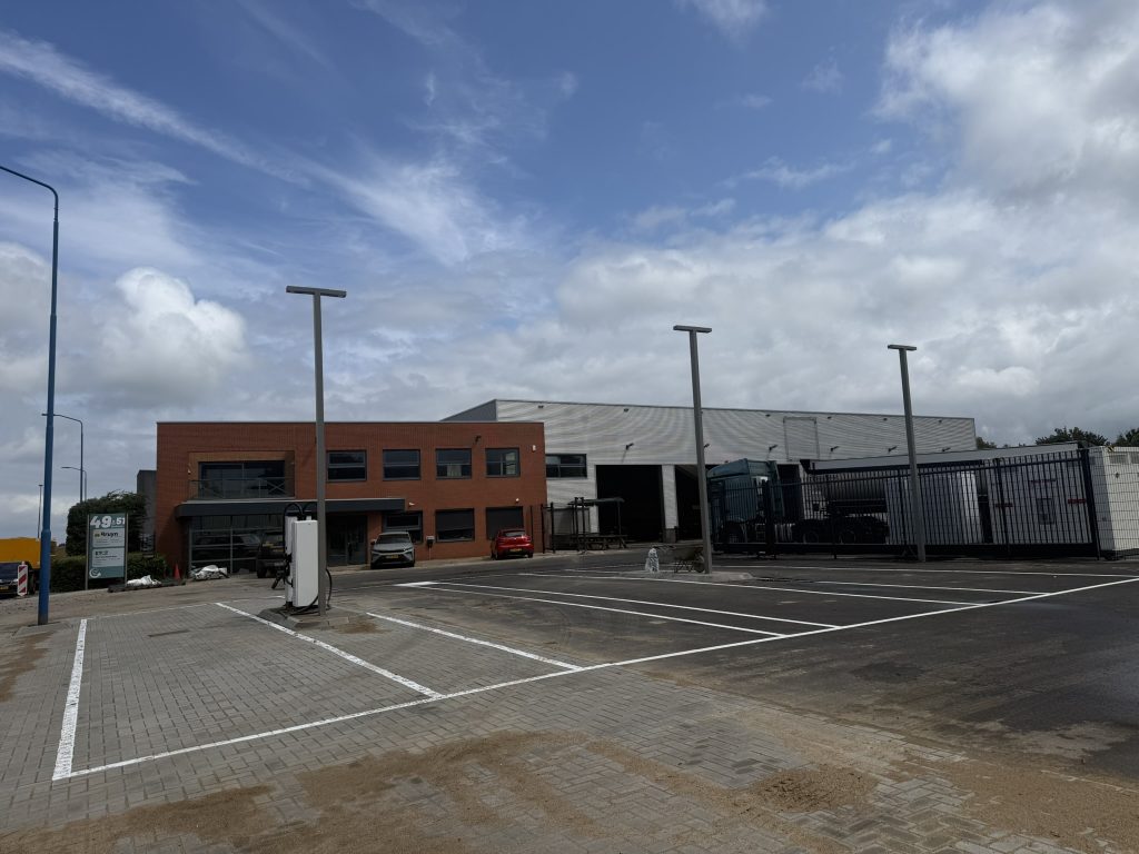 Wagenpark en werkplaats van De Bruyn Transport waarvoor de openstaane vacature is.