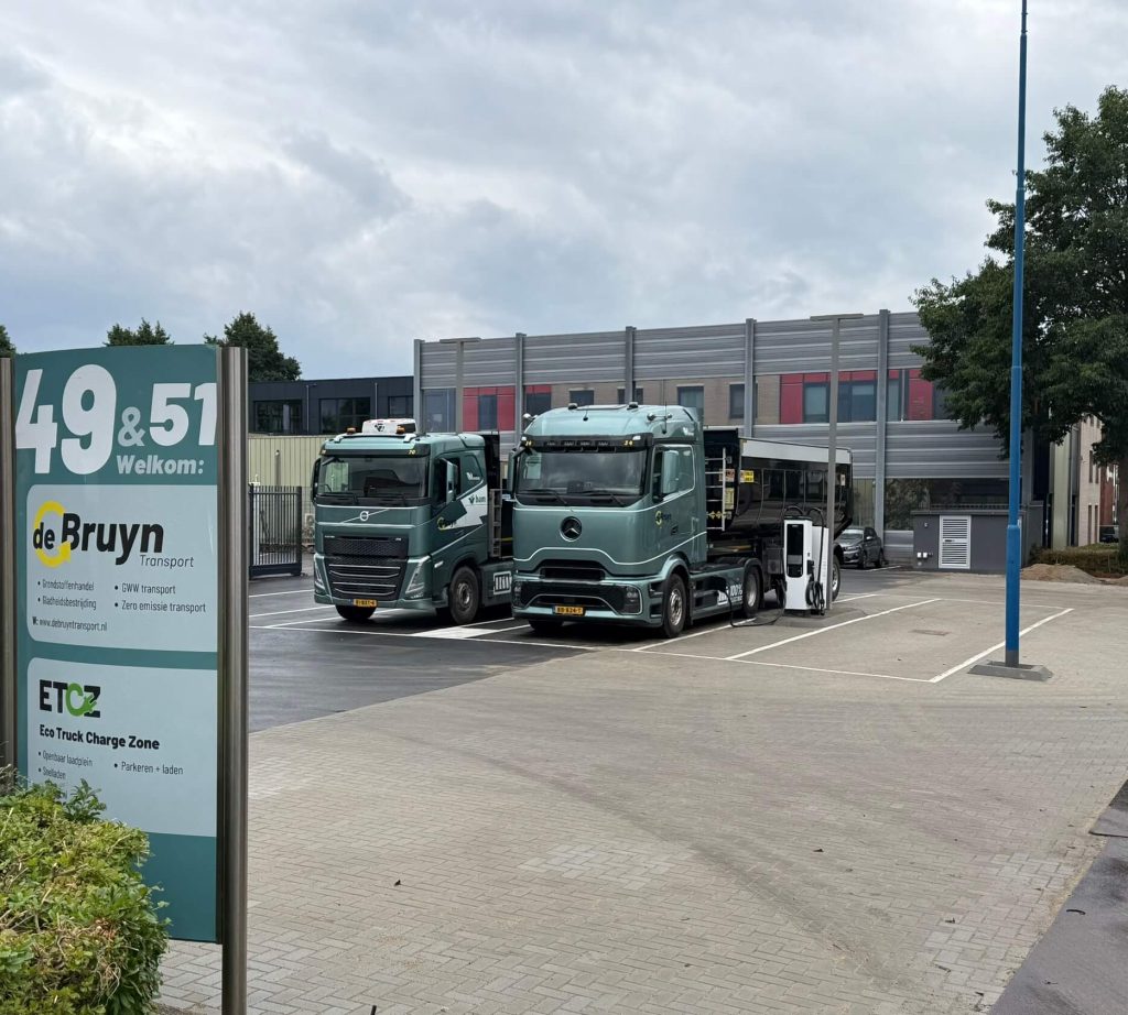 Links in beeld het welkomstbord van De Bruyn Transport en ETCZ met op het laadplein twee trucks van De Bruyn Transport op het nieuwe openbare laadplein in Oudewater