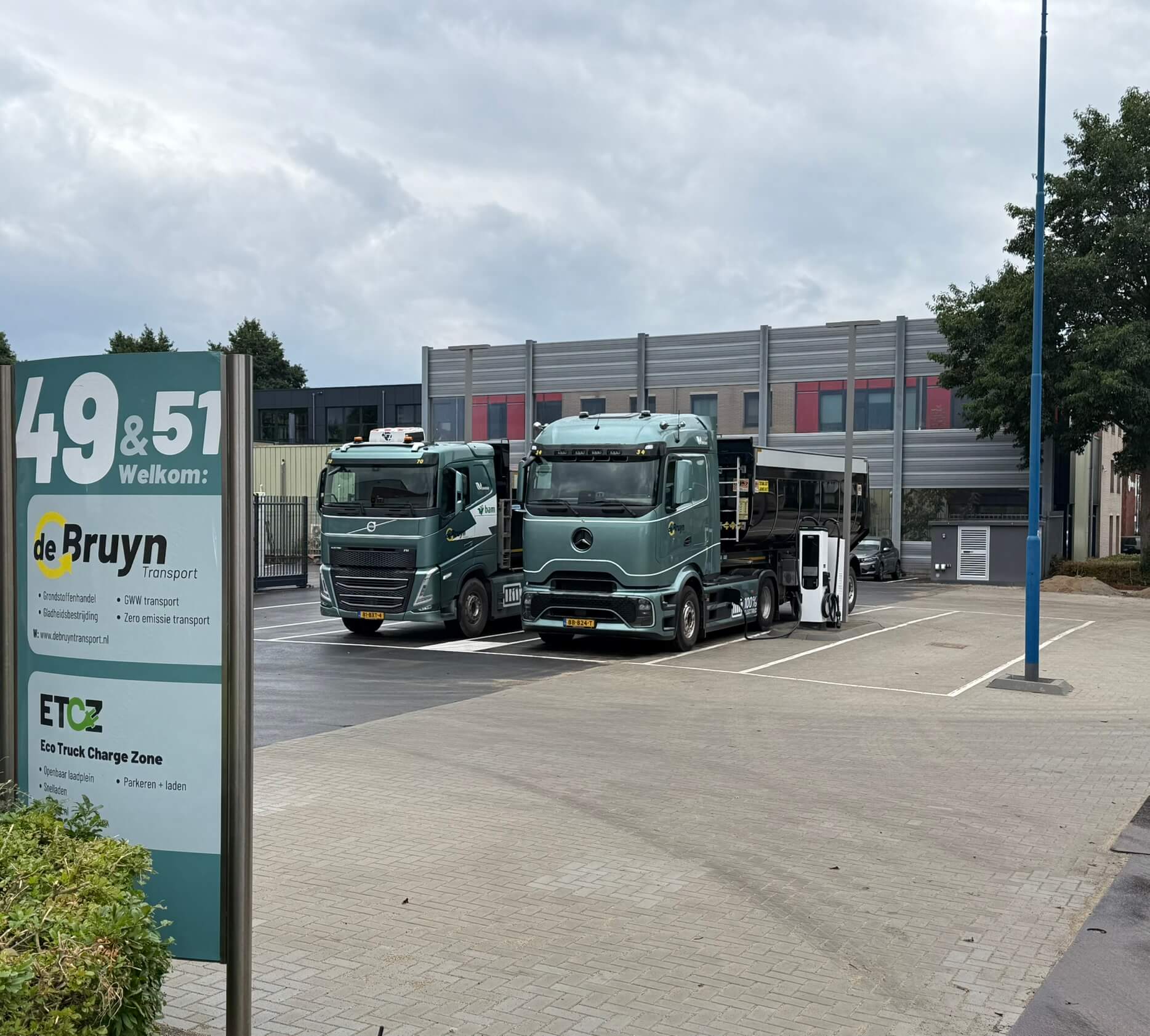 Links in beeld het welkomstbord van De Bruyn Transport en ETCZ met op het laadplein twee trucks van De Bruyn Transport op het nieuwe openbare laadplein in Oudewater